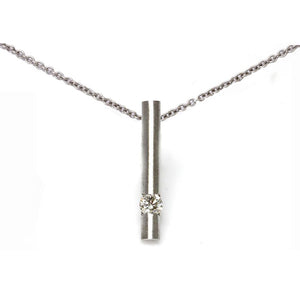 Colgante tubo con diamante y cadena 'Special'. Oro blanco 18k - Sophie & Loheme