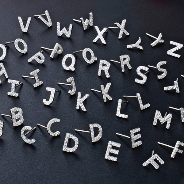 Pendientes letras con circonitas 'Tiny'. Plata de ley 925 - Sophie & Loheme